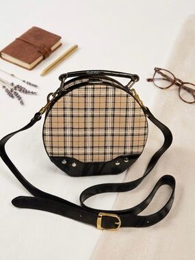 🤎 **Chic Plaid Round "Hat Box" Crossbody Bag** 🤎